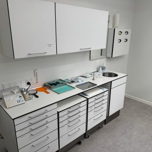 Brugt inventar med skuffeskabe, overskabe, vaskeskab, spejl og handskeholder