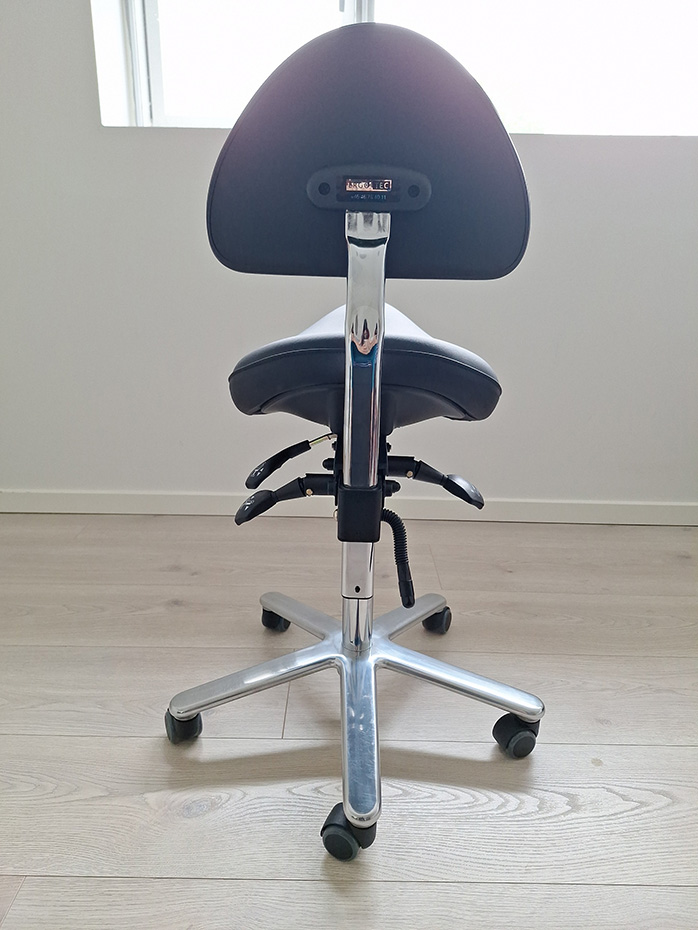 Brugt Ergotec sadelstol med sort polster set bagfra