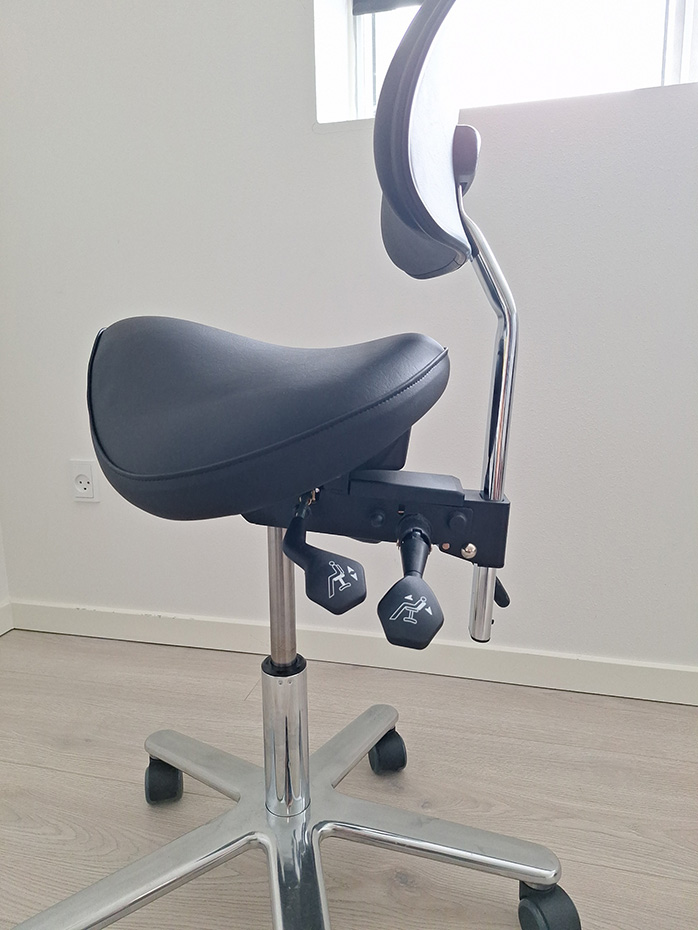 Brugt Ergotec sadelstol fra venstre side med stort polster